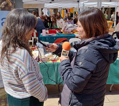 El Meu Carrer 23 abril 2024 Raquel a la Fira Sant Jordi ret ret.jpg