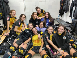 Hoquei noies 16 novembre 2019 a casa vs Sant Cugat al vestidor.jpg