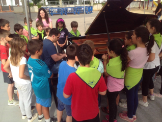 Nens Escola Palau amb el piano del Maria Canals 2018.jpg