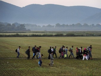 Persones Refugiades caminant