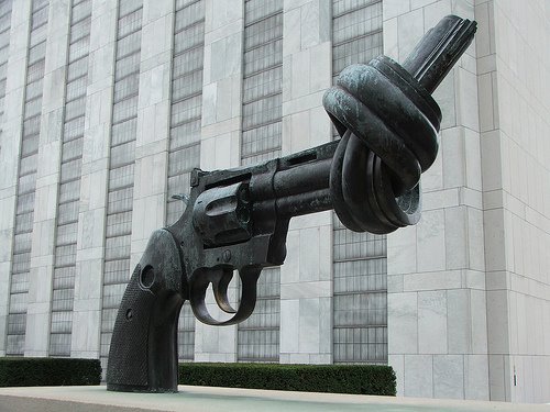 Pistola escultura ONU