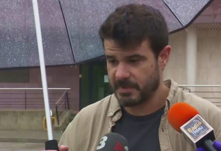 Alcalde aten mitjans davant residència 21 abril 2020 ret.jpg