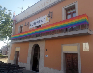 Bandera LGTBI Ajuntament 28 juliol 2022 ret.jpg