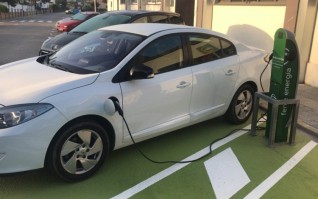 Carregador vehicle elèctric Palau 2018.jpg