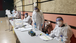 Col·legi Electoral Sala Polivalent amb EPIs 19h 14 febrer 2021 ret.jpg