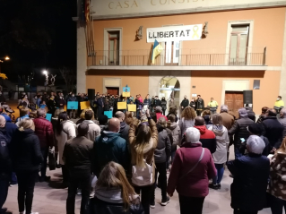 Concentració plaça Vila contra Guerra Ucraïna 1 març 2022 ret.jpg