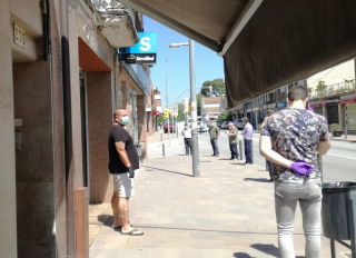 Cua al Banc de Sabadell 4 maig 2020 ret.jpg