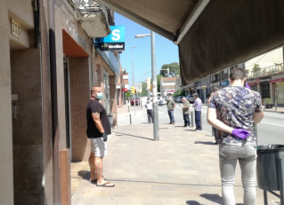 Cua al Banc de Sabadell 4 maig 2020.jpg