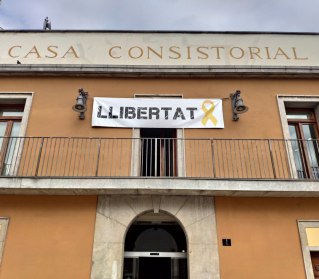 Façana Ajuntament pancarta llibertat 14 octubre 2019.jpg