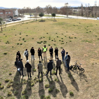 Foto de família concursants concurs d'idees del complex esportiu, alcalde i tècnics2 17.01.2023 ret.jpg