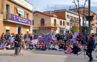 Manifest 8M Dones plaça Vila 2023 ret.jpg
