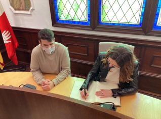 Oriol Lozano i Laura Vilagrà signatura llibre honor 25 març 2022 ret.jpg