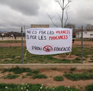 Pancarta vaga 15 març 2022 Escola Palau.jpg