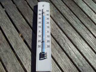 Termòmetre que marca 40 garus calor ret.jpg