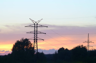 Torre elèctrica alta tensió capvespre.jpg